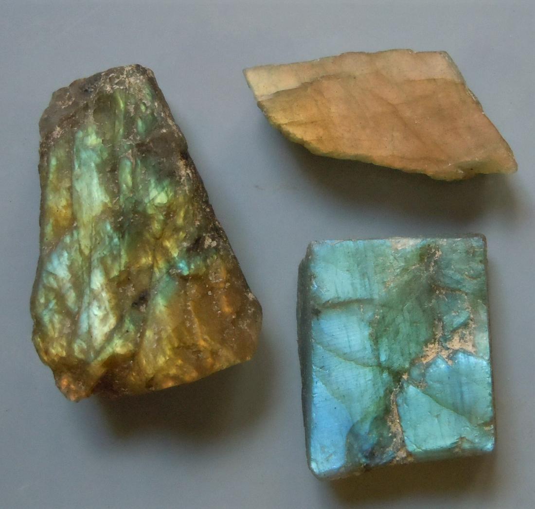 74.35 CT SET OF 3 MULTICOLOR LABRADORITE: Title: 74.35 CT SET OF 3 MULTICOLOR LABRADORITE Origin: Ampanihy, Atsimo-Andrefana, Madagascar Size: 2-3 cm / 14.82 gram Description: set of 3 iridescent, multicolor and translucent labradorite Reserv