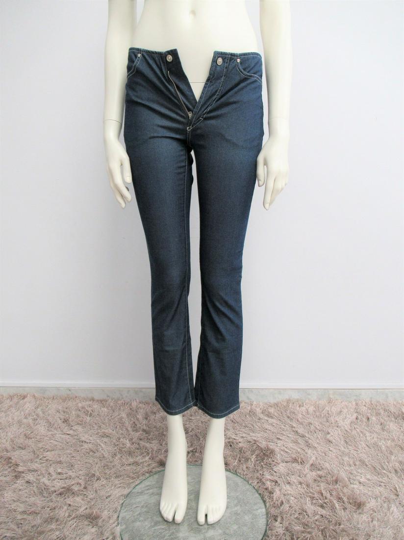"Versace Jeans Couture" stretch jeans size XS: Title: "Versace Jeans Couture" stretch jeans size XS Materials: 98% cotton, 2% other fibers. Size: SIZE: 38 IT. XSMEASURES: Waist 34 cm (13.39 "), horse 25 cm (9.84"), length 92 cm (36.22 "). Addition