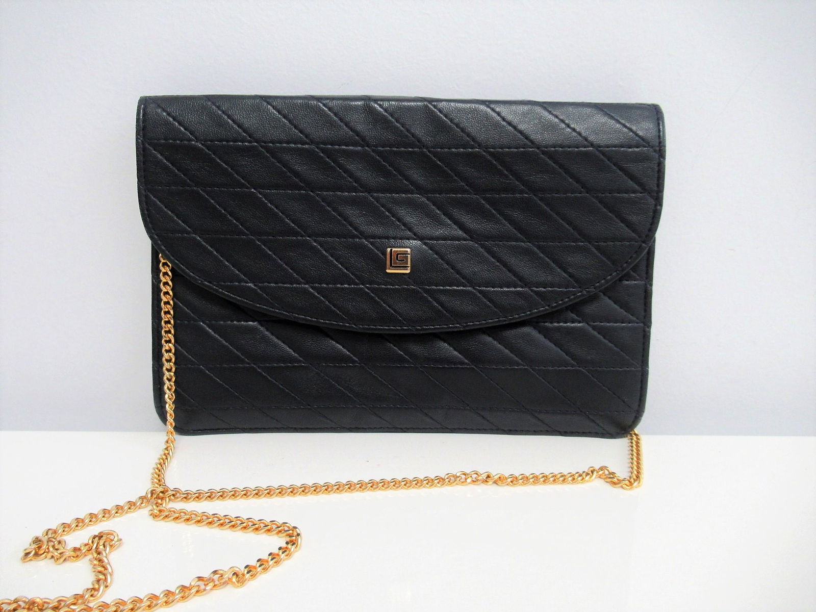 "Guy Laroche" vintage leather bag.: Title: "Guy Laroche" vintage leather bag. Materials: Leather Size: MEASURES: Length 22.5 cm (8.86 "), Height 15 cm (5.91"), Depth 3 cm (1.18 "). Shoulder strap 49 cm (19.29") long. Additional Info :"G