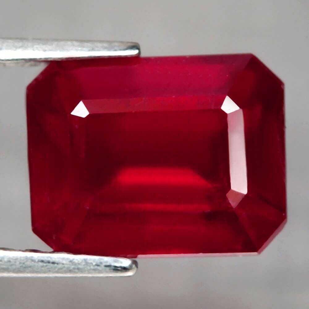 1,57 cts Natural Octagon Blood Red ruby (1 of 3)