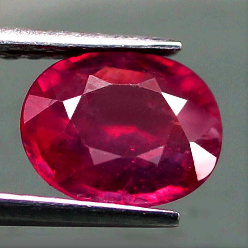 1,06 cts Natural Oval Blood Red Ruby Only Heated (1 of 3)