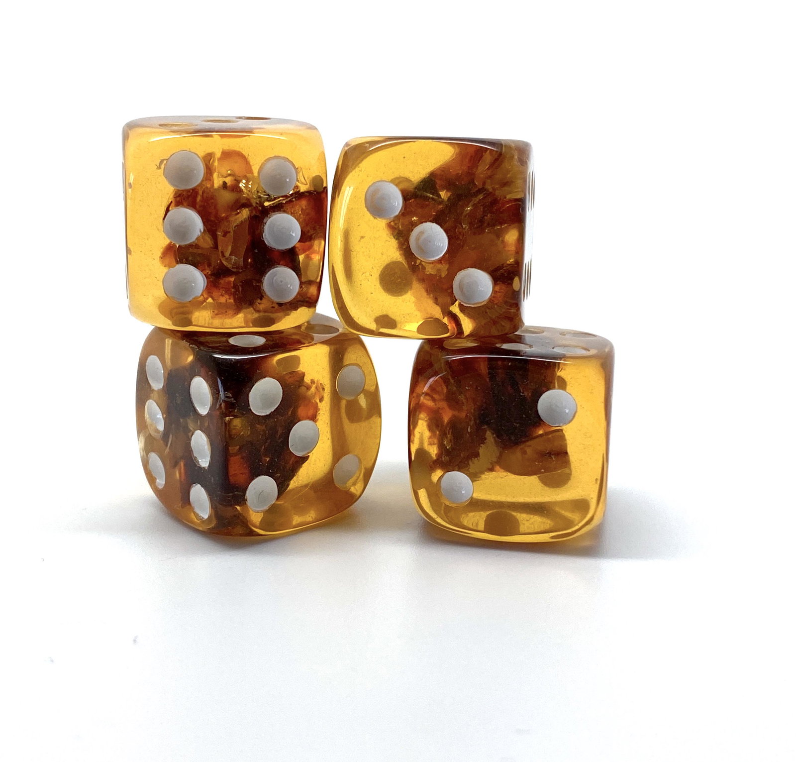 Beautiful Amber Set of 4 Dices: Title: Beautiful Amber Set of 4 Dices Metal: None Gemstones: Amber Weight: 33.3 g Size: Size: 20.0 x 20.0 x 20.0 mm Size: 0.787 x 0.787 x 0.787 inches Made of: Reconstituted Amber Additional Informati
