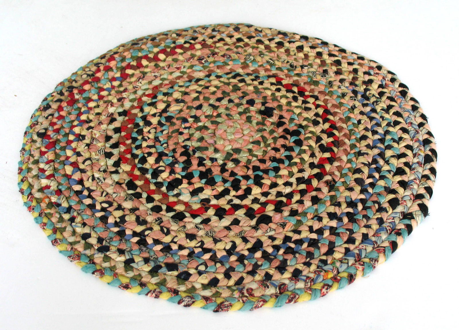 Multicolored New England braided table mat. (1 of 1)