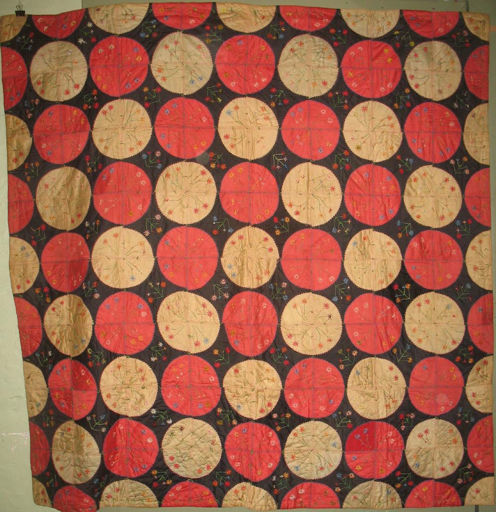 UNUSUAL FULL CIRCLES ANTIQUE QUILT (1 of 3)