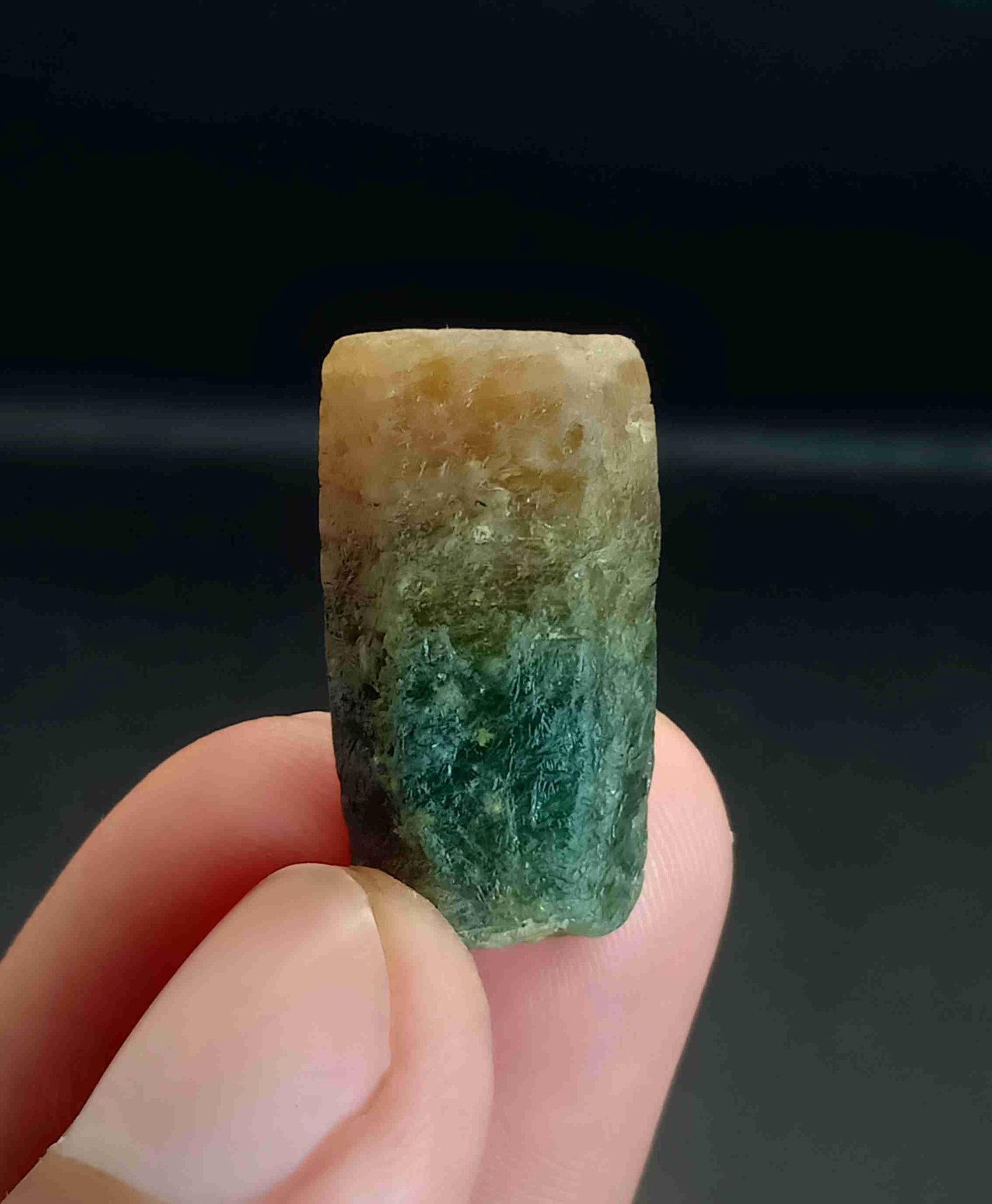 8 22 Gram Beautiful Quality Natural Bi Color Sapphire: No Reserve! Title: 8 22 Gram Beautiful Quality Natural Bi Color Sapphire Crystal Treatment: Natural Gemstones: Sapphire Weight: 8 Gram Size/Dimensions: 22x11x10 mm Origin: Pakistan Shipping: Domestic: