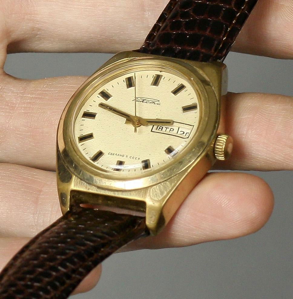 Raketa vintage men wrist watch/ Original rare vintage: Materials Band material: Leather Gold, Stainless steel Raketa vintage men wrist watch russian antique unisex white USSR watches. Soviet Wrist Watch. Golden Color Vintage Men Wrist Watch. Original rare
