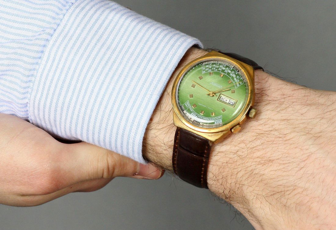 Raketa Vintage Men Wrist Watch / Green Dial Soviet: Materials Band material: Leather Gold, Stainless steel Raketa Vintage Men Wrist Watch Russian Antique Unisex White USSR Watches. Green Dial Soviet Wrist Watch. Golden Color Vintage Men Wrist Watch. Ra