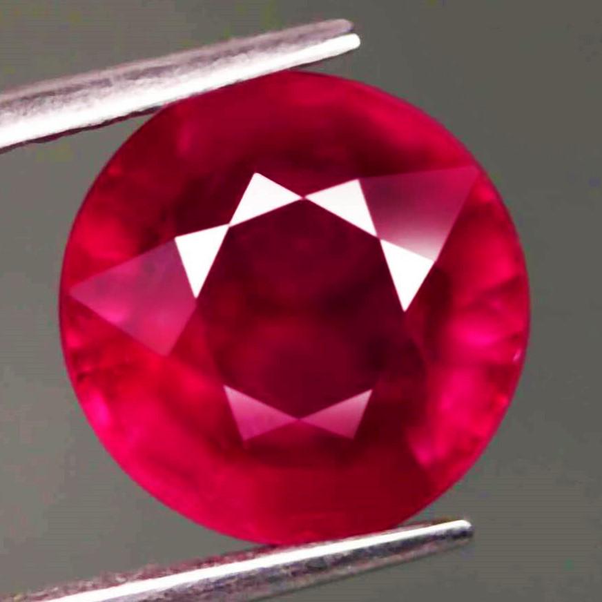 1,73 cts Natural Round Blood Red Ruby (1 of 3)