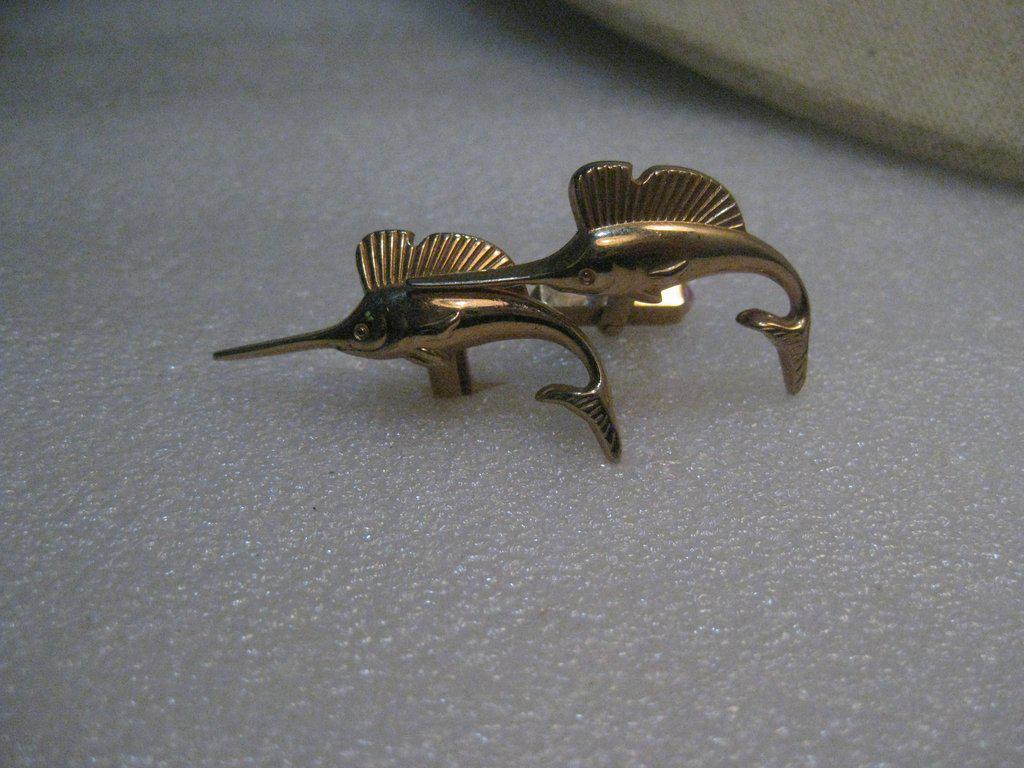 Vintage Swank Sail Fish Cuff Links, Sword Fish - Large: Vintage Swank Sail Fish Cuff Links - Sword Fish - large 1-3.8" in length and approximately 1/2" tall - the fish is arched and in a jumping pose. Signed Swank. 1960's Very good condition. I've seen the