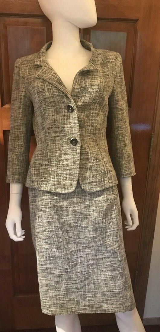 Max Mara Tweed Gray And White Blazer And Skirt Suit: DK Max Mara Gray and White Blazer and Skirt Suit Size 6 · This is a must for a collector. The top to bottom measurement of Blazer is 23.5 inches. The length of sleeve is 18.5 inches. The bust measure