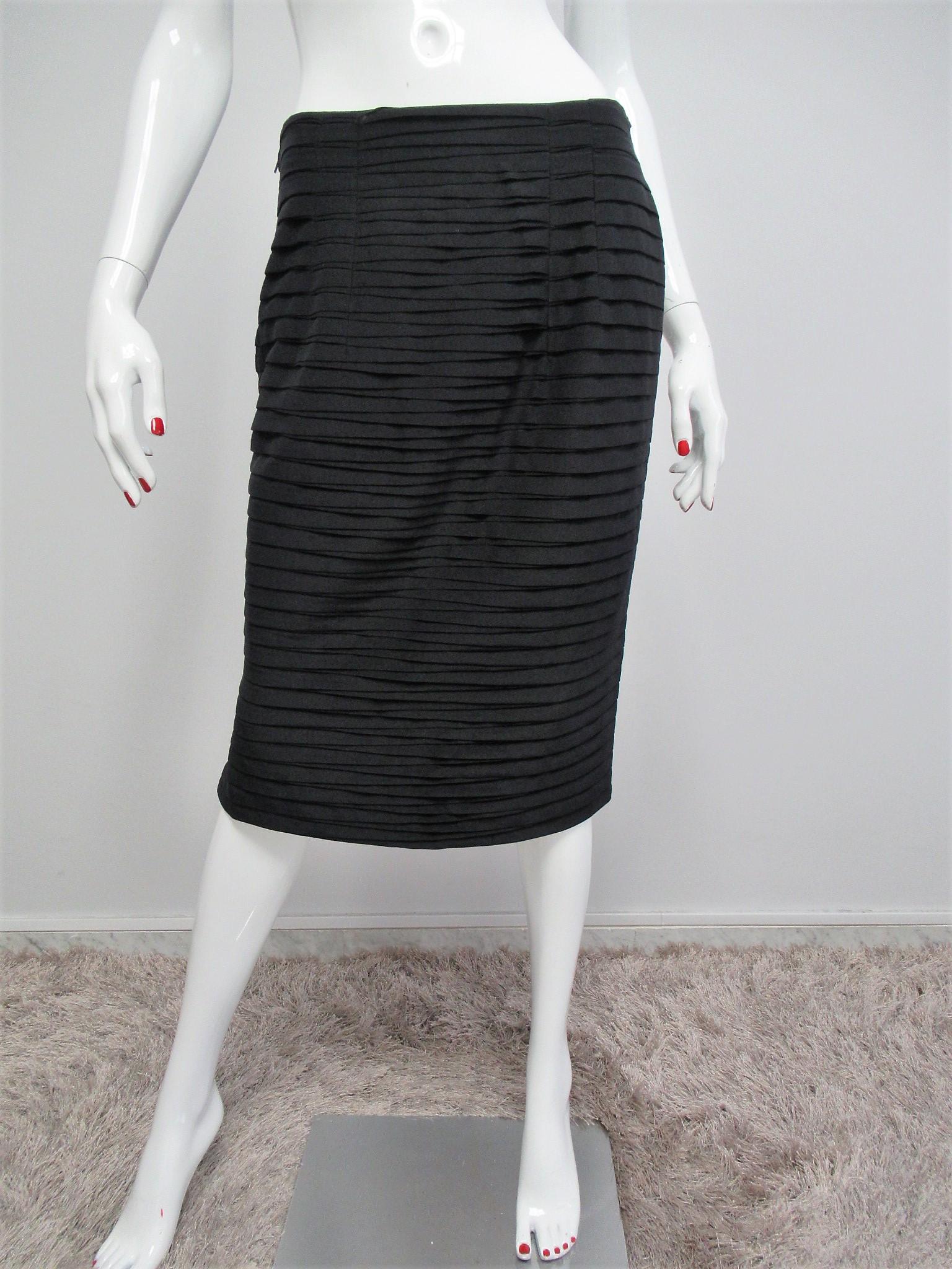 "Gianni Versace" vintage skirt in pure silk size M: Title: "Gianni Versace" vintage skirt in pure silk size M Materials: Dimension: Size IV. Fit 44 IT / M.MEASURES: Waist 39.5 cm, hips 47 cm, length 65 cm Additional Information: "Gianni Versace" pure s