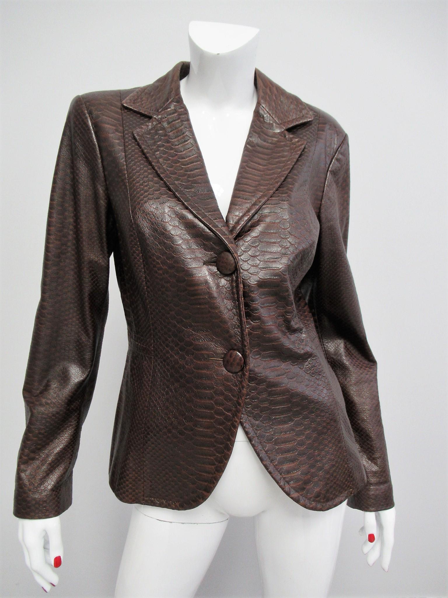 "Max Mara" Brown leather jacket with crocodile pattern: Title: "Max Mara" Brown leather jacket with crocodile pattern Size M Materials: Leather Dimension: Size: 46 IT / M.MEASURES: Shoulder 42 cm, chest 46 cm, length 61 cm, sleeve 62 cm. Additional Informa