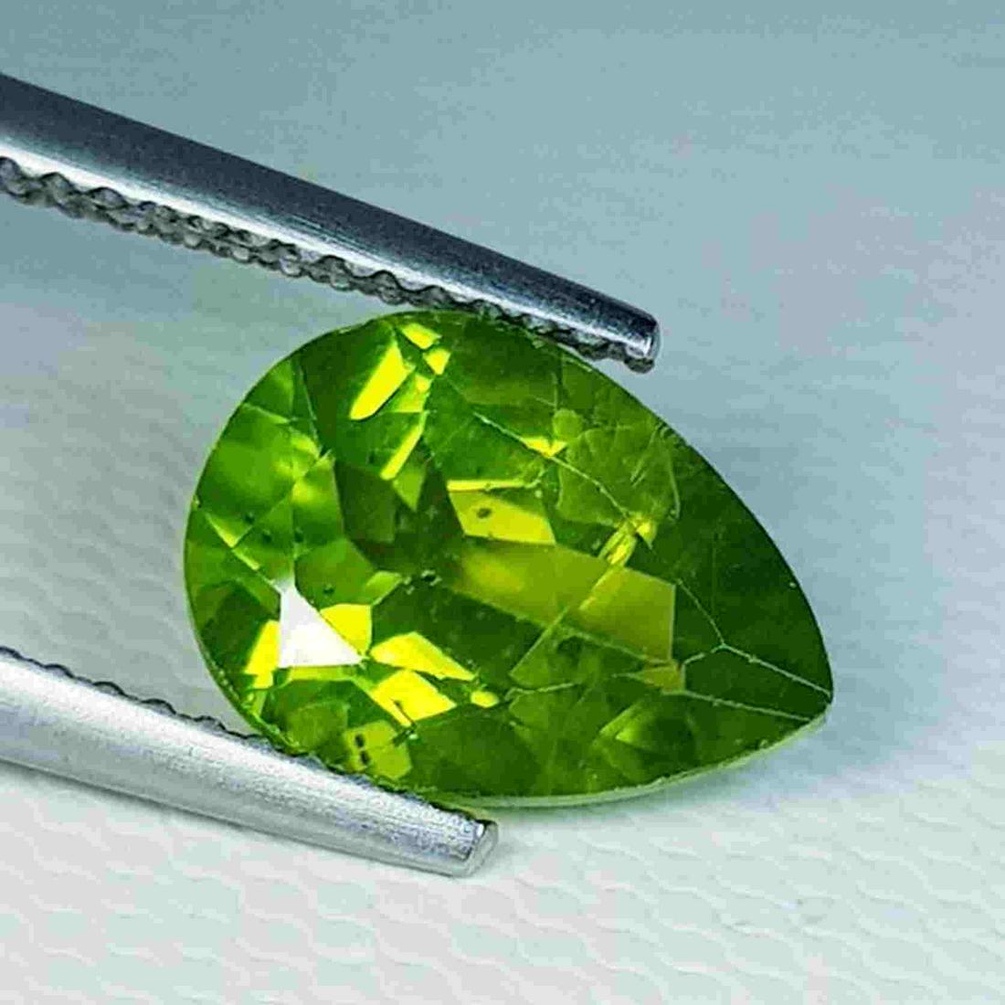 Natural Peridot Pear Cut 2.91 ct: No Reserve! Title: Natural Peridot Pear Cut 2.91 ct Color/Clarity: VVS Type: Loosegemstone Carat Weight: 0.74 Dimensions: 10.80 x 7.90 x 5.00 Additional Information: Pear - Pakistan Shipping: Worl
