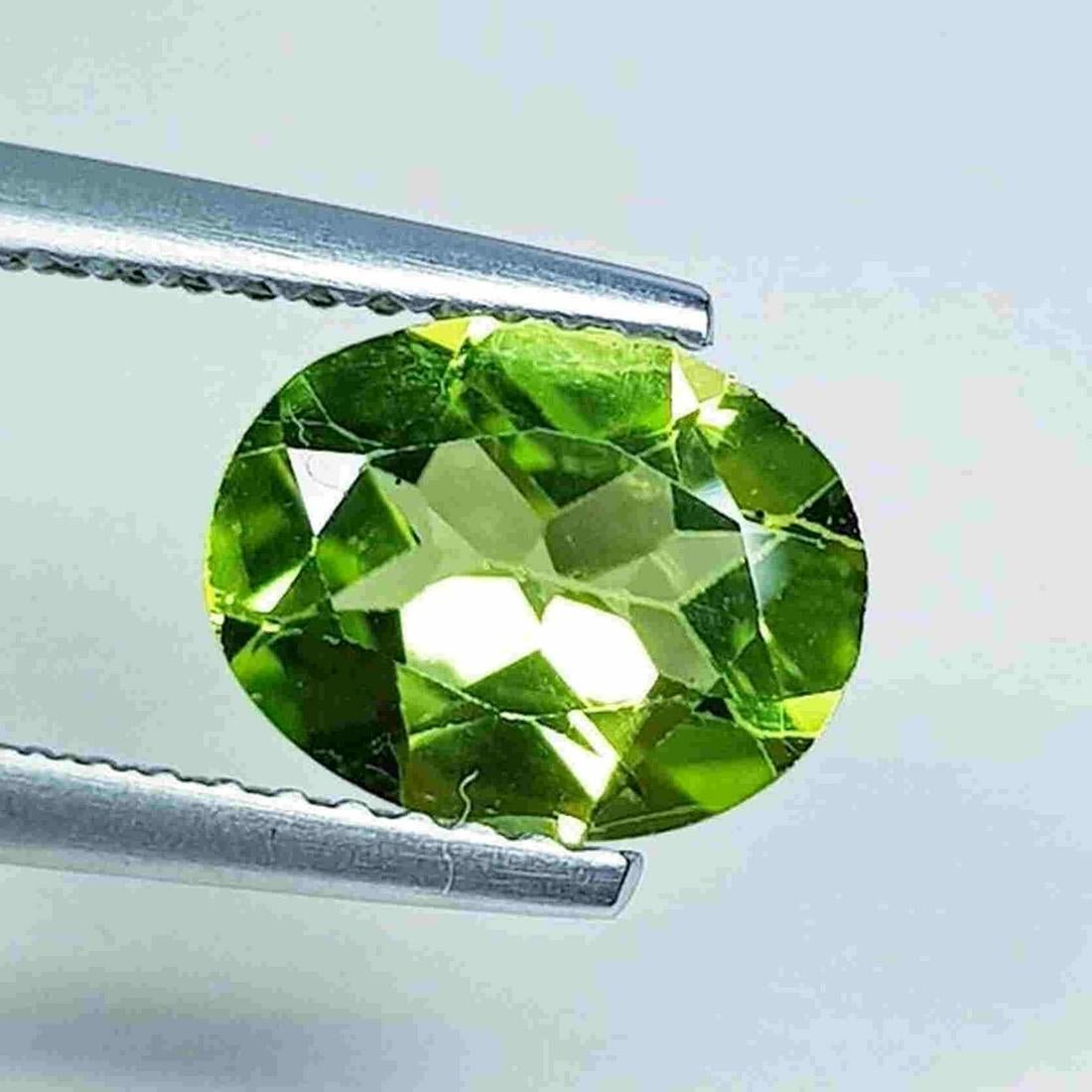 Natural Peridot Oval Cut 1.70 ct: No Reserve! Title: Natural Peridot Oval Cut 1.70 ct Color/Clarity: VVS Type: Loosegemstone Carat Weight: 9.24 Dimensions: 9.00 x 7.00 x 4.00 Additional Information: Oval - Pakistan Shipping: World