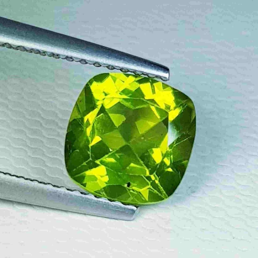 Natural Peridot Cushion Cut 2.47 ct: No Reserve! Title: Natural Peridot Cushion Cut 2.47 ct Color/Clarity: VVS Type: Loosegemstone Carat Weight: 1.58 Dimensions: 8.00 x 7.80 x 5.00 Additional Information: Cushion - Pakistan Shipping: