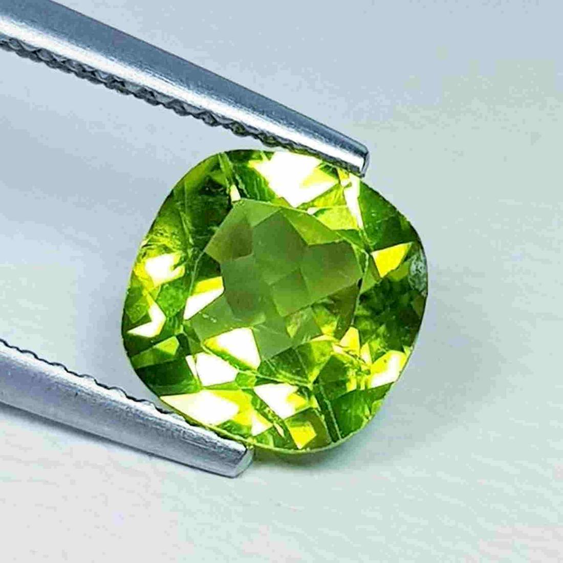 Natural Peridot Cushion Cut 2.00 ct: No Reserve! Title: Natural Peridot Cushion Cut 2.00 ct Color/Clarity: VVS Type: Loosegemstone Carat Weight: 5.53 Dimensions: 7.80 x 7.80 x 4.30 Additional Information: Cushion - Pakistan Shipping:
