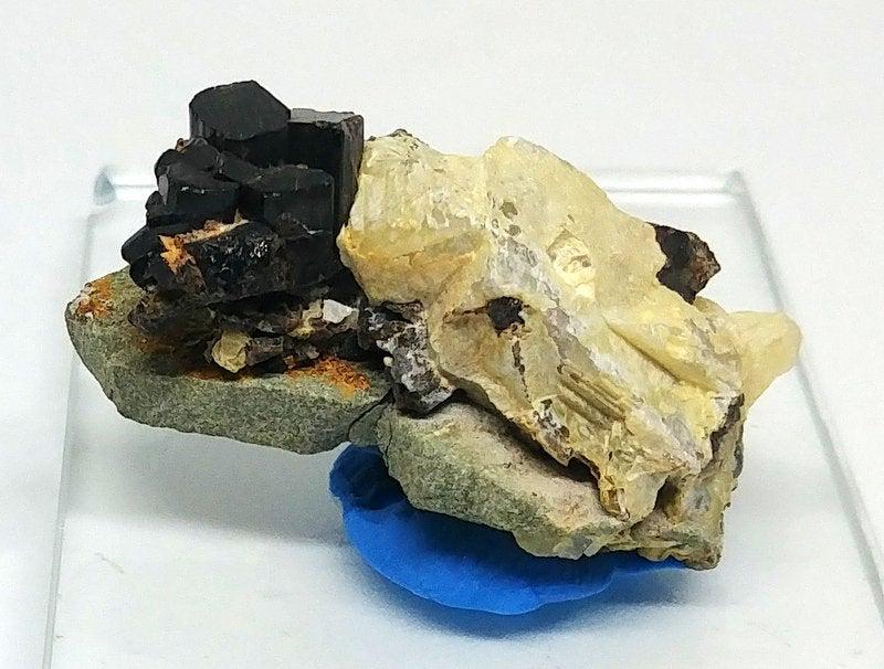 17 Grams Beautiful Bunch Of Vesuvianite Specimen From: Material vesuvianite specimen more Description Product: Vesuvianite Orign: Pakistan Shape: Specimen Size: 40*22*18 mm Weight: 17 Grams Treatment: Natural Color: Brown Reserve: $10.00 Shipping: