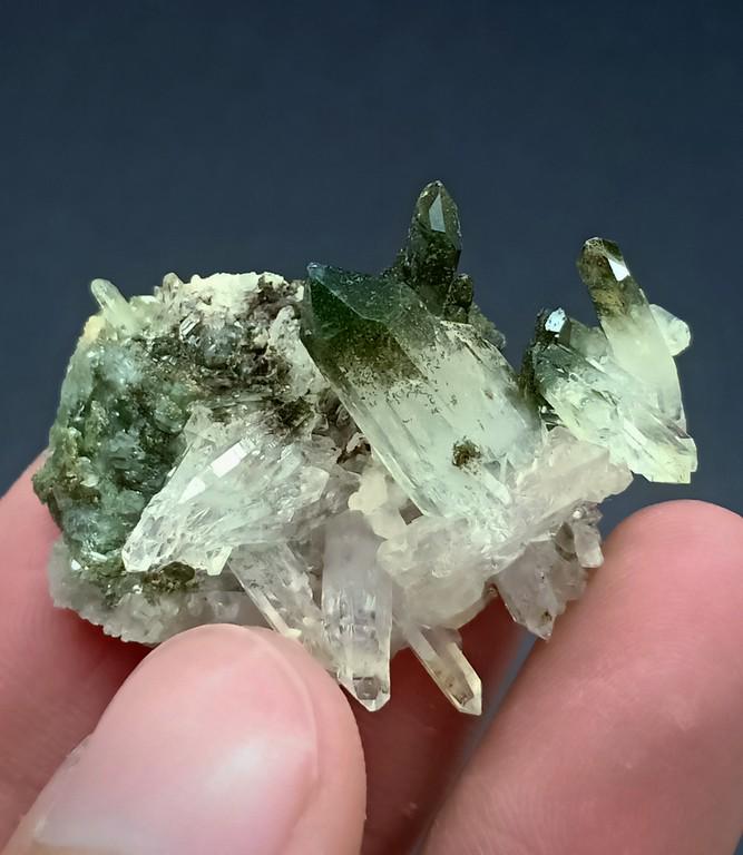 13 Gram Very Amazing And Well Terminated Natural: Title: 13 Gram Very Amazing And Well Terminated Natural Chlorine Quartz Specimen Treatment: Natural Gemstones: Chlorine Quartz Weight: 13 Gram Size/Dimensions: 39x26x17 mm Origin: Pakistan Reserve: $1