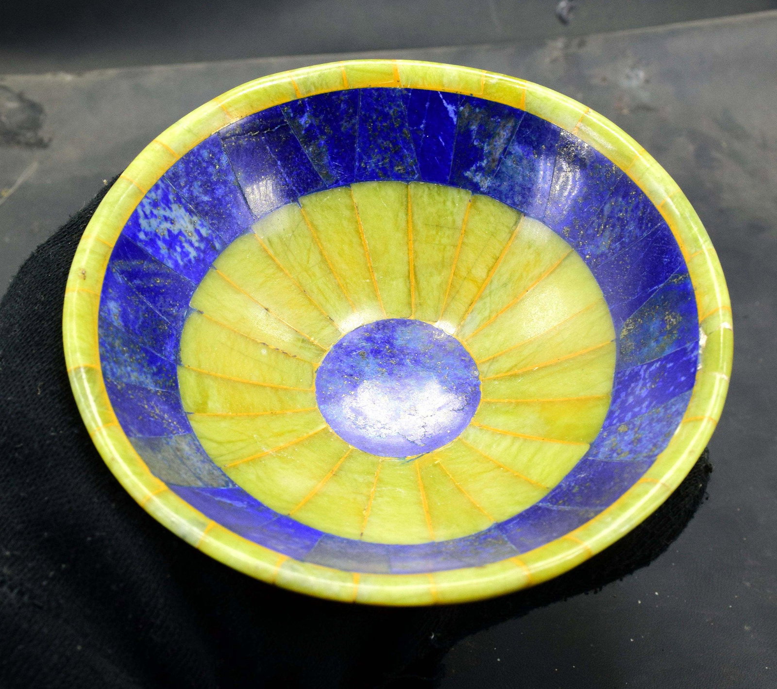 307 Gram Lovely round Shape Jade and Lapis Bowl ~: Materials lapis lazuli, jade more Description 307 Gram Lovely Jade and Lapis Bowl ~ Weight : 307 Gram Dimensions : 124*123*67mm Standard DHL Shipping Reserve: $68.00 Shipping: Domestic: