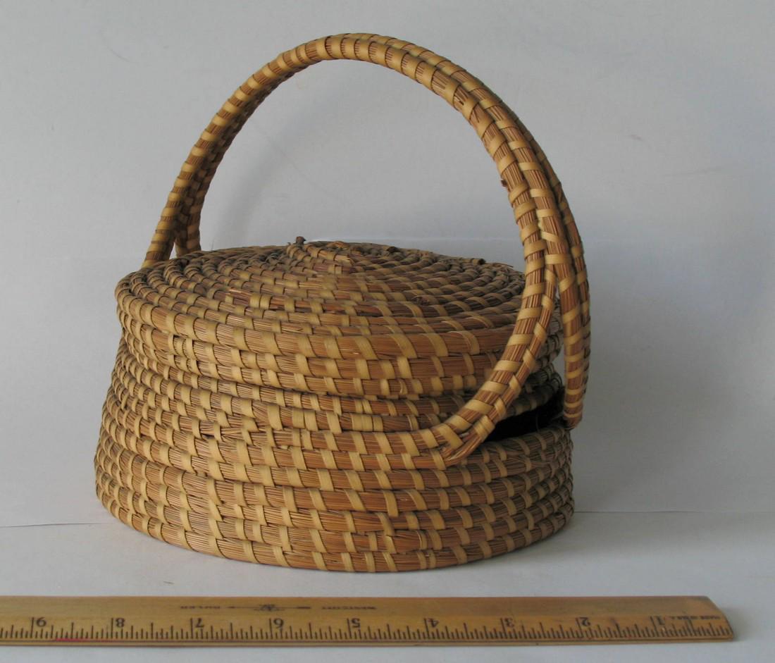 Charleston, SC sweet grass basket. (1 of 4)