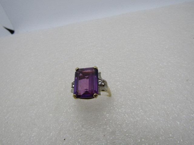 10kt Lab Alexandrite Statement Ring, Two-Tone, Size 10,: Vintage 10kt Lab Alexandrite Statement Ring. This is a large stone that is rectangular and appx. 15.8mm by 11.9mm by 6.2mm deep. Total ctw is estimated at 10.5. Weight of the ring is 8.15. Reserve: $2