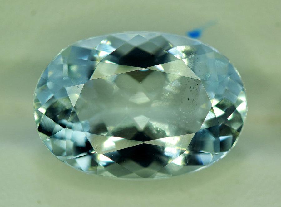 9.25 cts Top Color Natural Aquamarine from Pakistan: Material Gem type: Aquamarine Dimensions Carat weight: 9.25 Description Dimensions (mm) 18 x 12 x 8mm Weight (carats) 9.25 carats Top Color Aquamarine Gemstone Origin : Pakistan Color : Top Sky Color