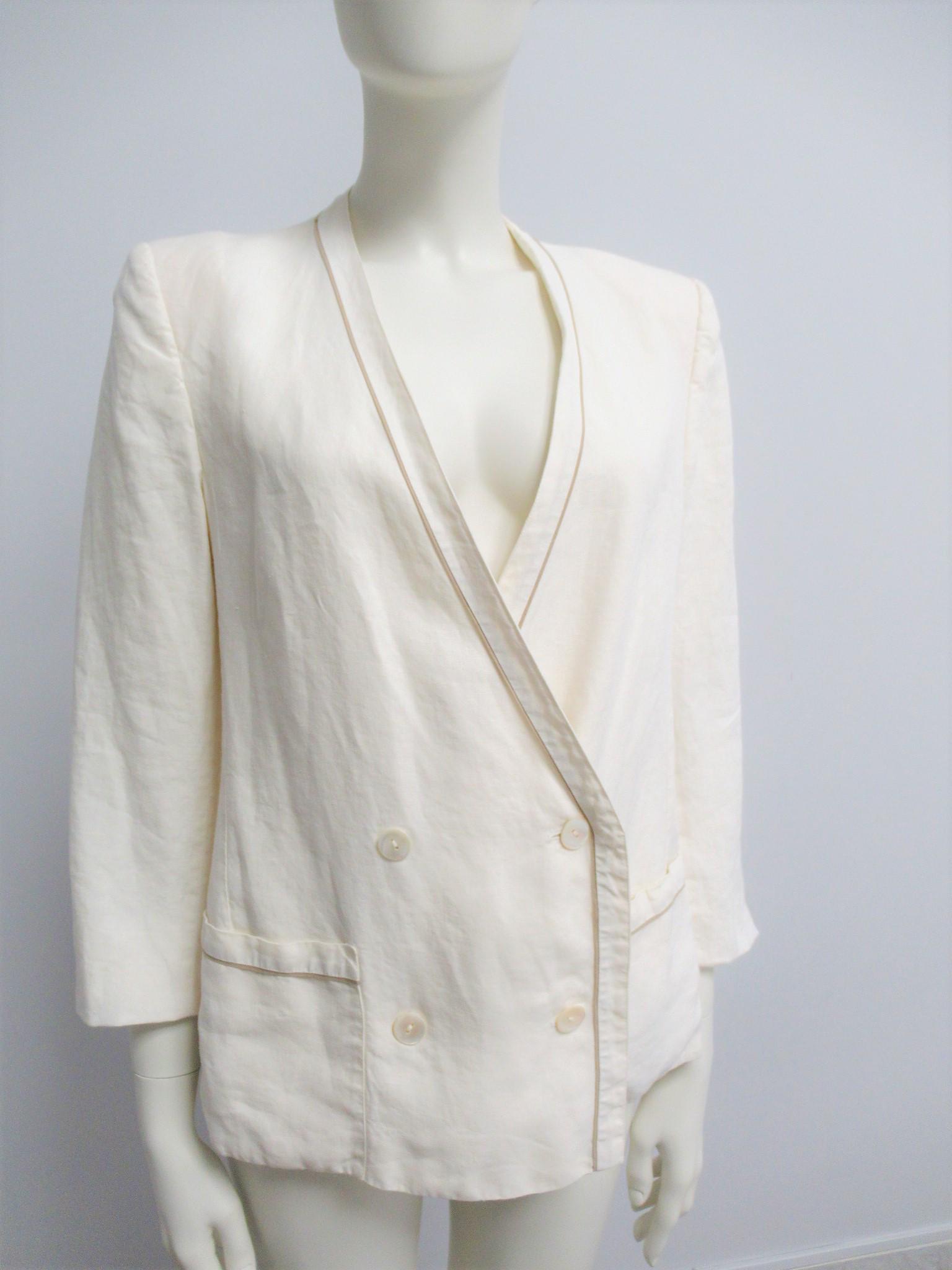 "Max Mara" jacket in pure linen size L: Max Mara pure linen blazer.Double-breasted model with a deep neckline.Mother of pearl buttons.Ecru color with toupe profiles.A sleeve, unlined.COLOR: Ecru. Size: 48 IT / LMEASURES: Shoulder 40 cm (15.
