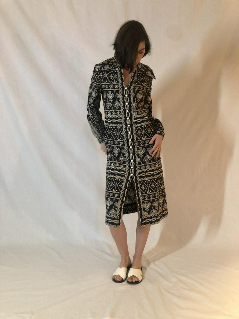70s Oscar de la Renta Boutique black/white tunic dress: OSCAR DE LA RENTA BOUTIQUE 1970s BLACK AND WHITE PRINT TUNIC-STYLE DRESS WITH WHITE BALL-BUTTONS, WIDE COLLAR, NICE SEAMING ON THE BACK - I WORE IT BELTED Brand: OSCAR DE LA RENTA BOUTIQUE Materials: