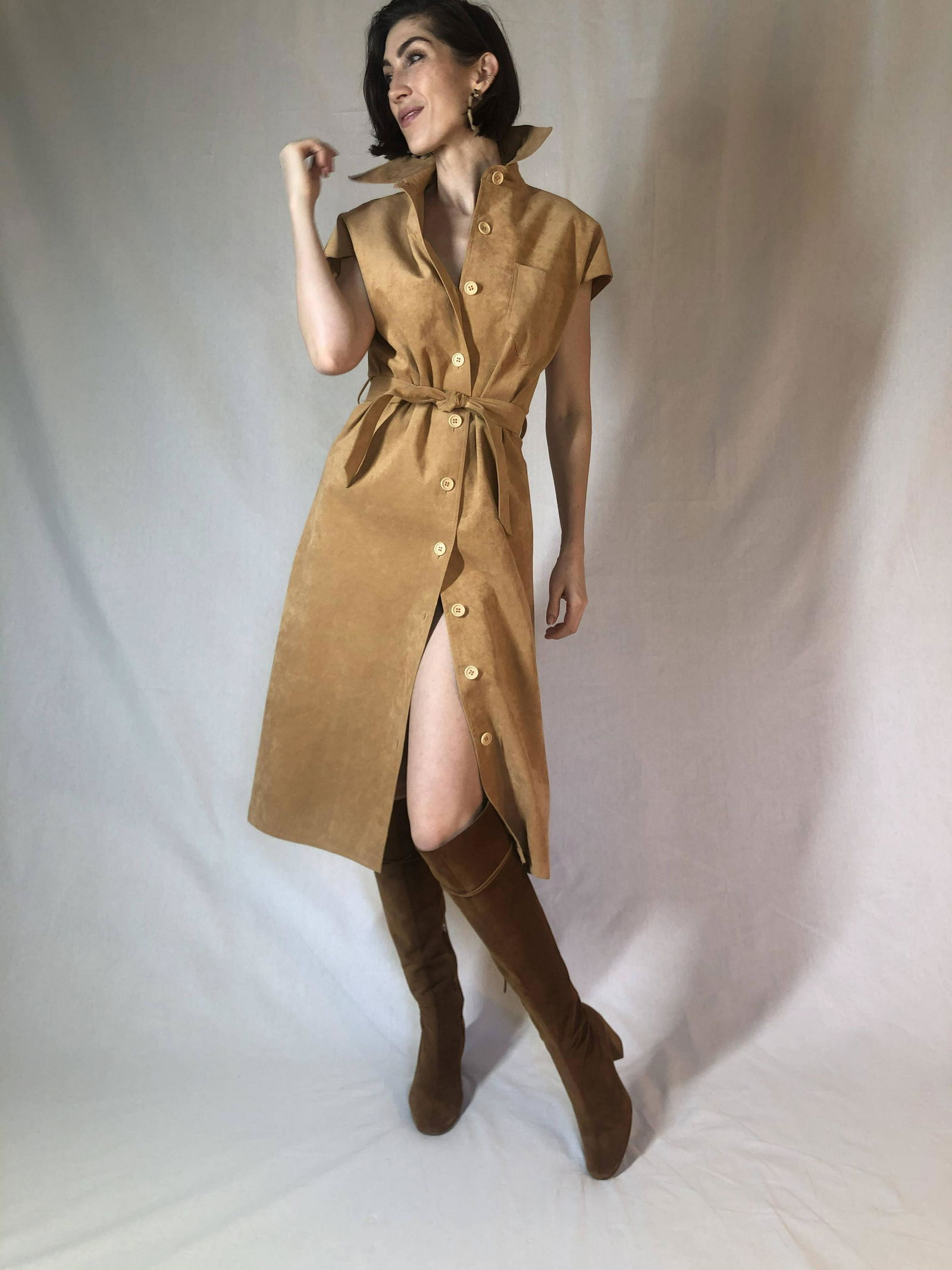 Bill Blass tan ultrasuede shirtdress with belt: BILL BLASS BLASSPORT 1970s "NATURAL" TAN ULTRASUEDE BUTTON DOWN DRESS WITH SELF BELT, MARKED VINTAGE SIZE 6 Brand: BILL BLASS BLASSPORT Materials: ULTRASUEDE Size: XS-M Waist: 38 Bust: 38 Hips: 38 Shi