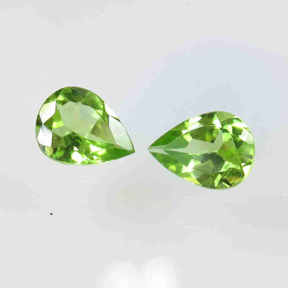 2.12 Ctw Natural Pakistan Peridot Pear Pair: No Reserve! Title: 2.12 Ctw Natural Pakistan Peridot Pear Pair Stone Clarity: VVS Gemstone: Peridot Carat Weight: 2.12 Size/Dimensions: 8.00 x 6.10 x 3.70 mm / 2 PC's Additional Information: Top Class