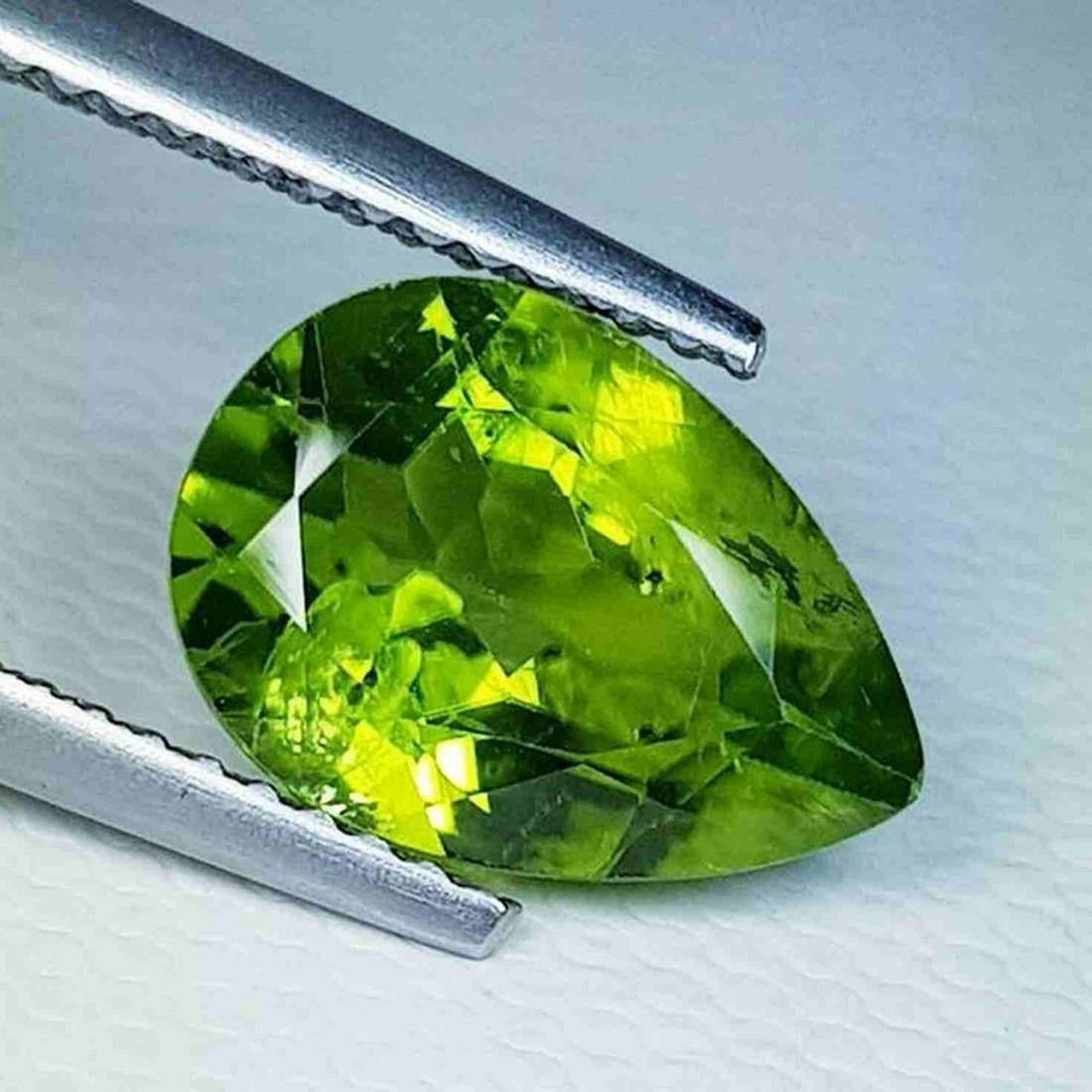 Natural Peridot Pear Cut 3.80 ct: No Reserve! Title: Natural Peridot Pear Cut 3.80 ct Color/Clarity: VVS Type: Loosegemstone Carat Weight: 3.8 Dimensions: 11.40 x 8.10 x 5.20 Additional Information: Pear - Pakistan Shipping: Domes