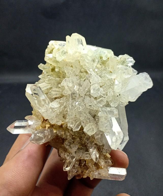 130 Gram Beautiful Quartz With Chlorine Inclusion: No Reserve! Title: 130 Gram Beautiful Quartz With Chlorine Inclusion Specimen Treatment: Natural Gemstones: Quartz Weight: 130 Gram Size/Dimensions: 78x58x35 mm Origin: Pakistan Shipping: Domestic: Fl
