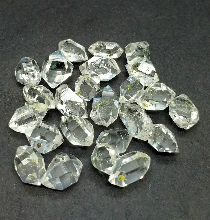 9 Gram Beautiful Natural Petroleum Quartz Crystals: Title: 9 Gram Beautiful Natural Petroleum Quartz Crystals Treatment: Natural Gemstones: Petroleum Quartz Weight: 9 Gram Origin: Pakistan Reserve: $30.00 Shipping: Domestic: Flat-rate of $15.00 to anyw