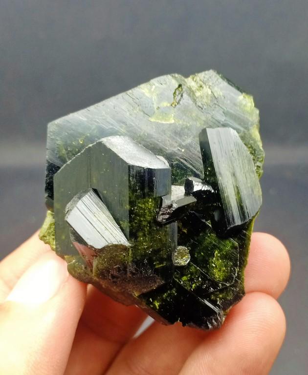 24 Gram Amazing Shape Epidote Specimen: Title: 24 Gram Amazing Shape Epidote Specimen Treatment: Natural Gemstones: Epidote Weight: 84 Gram Size/Dimensions: 52x42x25 mm Origin: Pakistan Reserve: $25.00 Shipping: Domestic: Flat-rate of $15.
