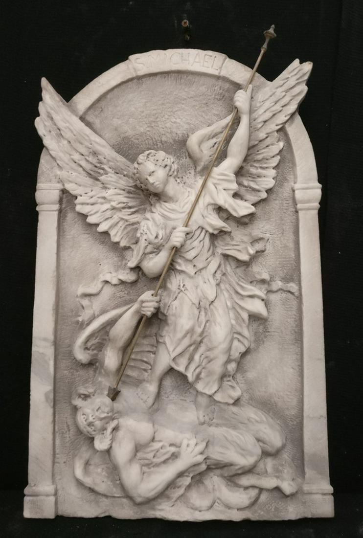 High relief - St. Michael the Archangel and Lucifer -: Title: High relief - St. Michael the Archangel and Lucifer - 75 x 45 cm - Marble of Istria Maker: Master sculptors of time Origin: It comes from a private chapel in Venice Date/Period: Period 19th cen