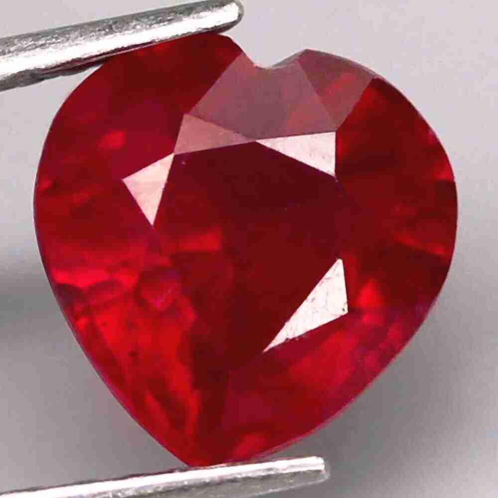 3,04 cts Natural Heart Blood Red Ruby (1 of 3)