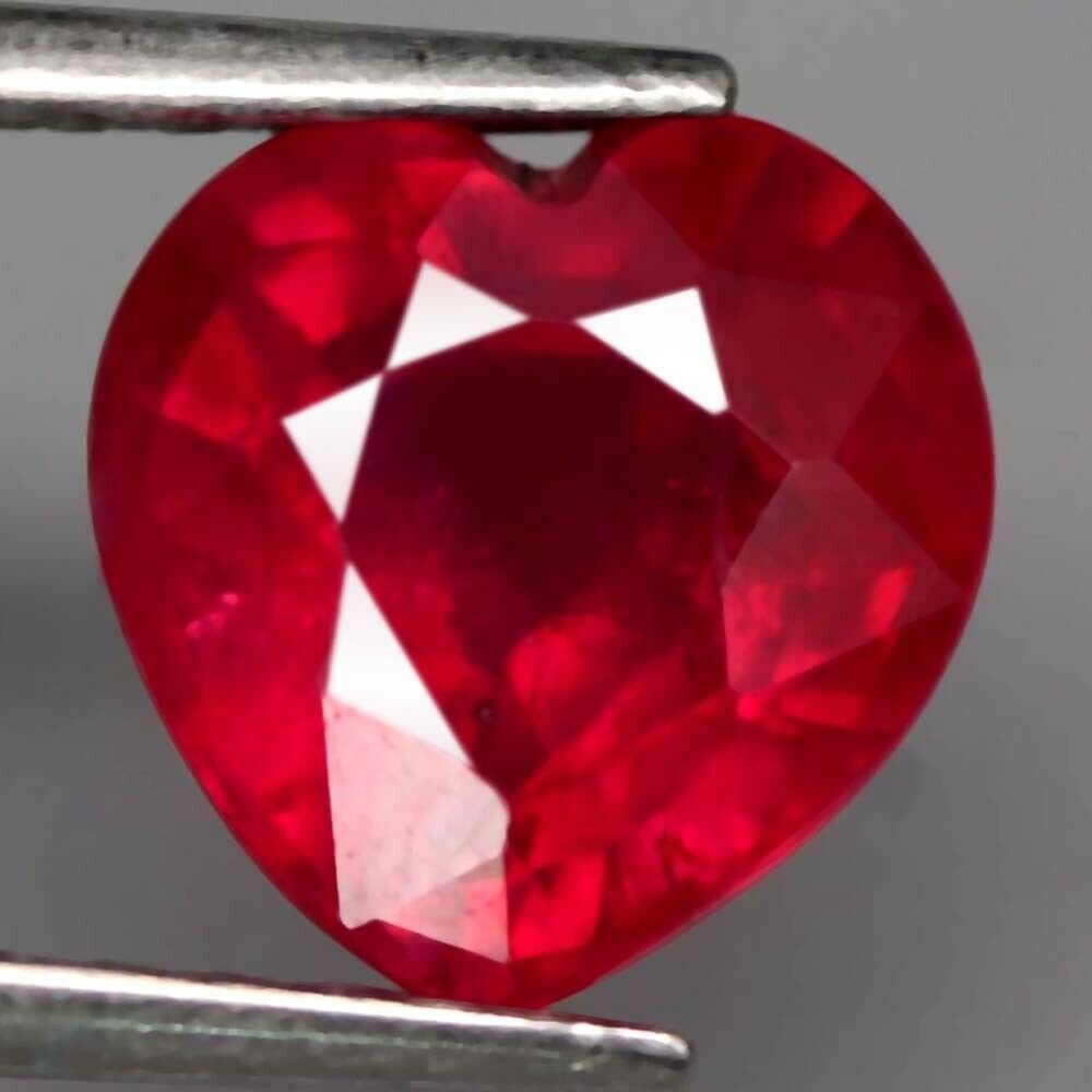 1,67 cts Natural Pair Heart Blood Red Ruby (1 of 5)
