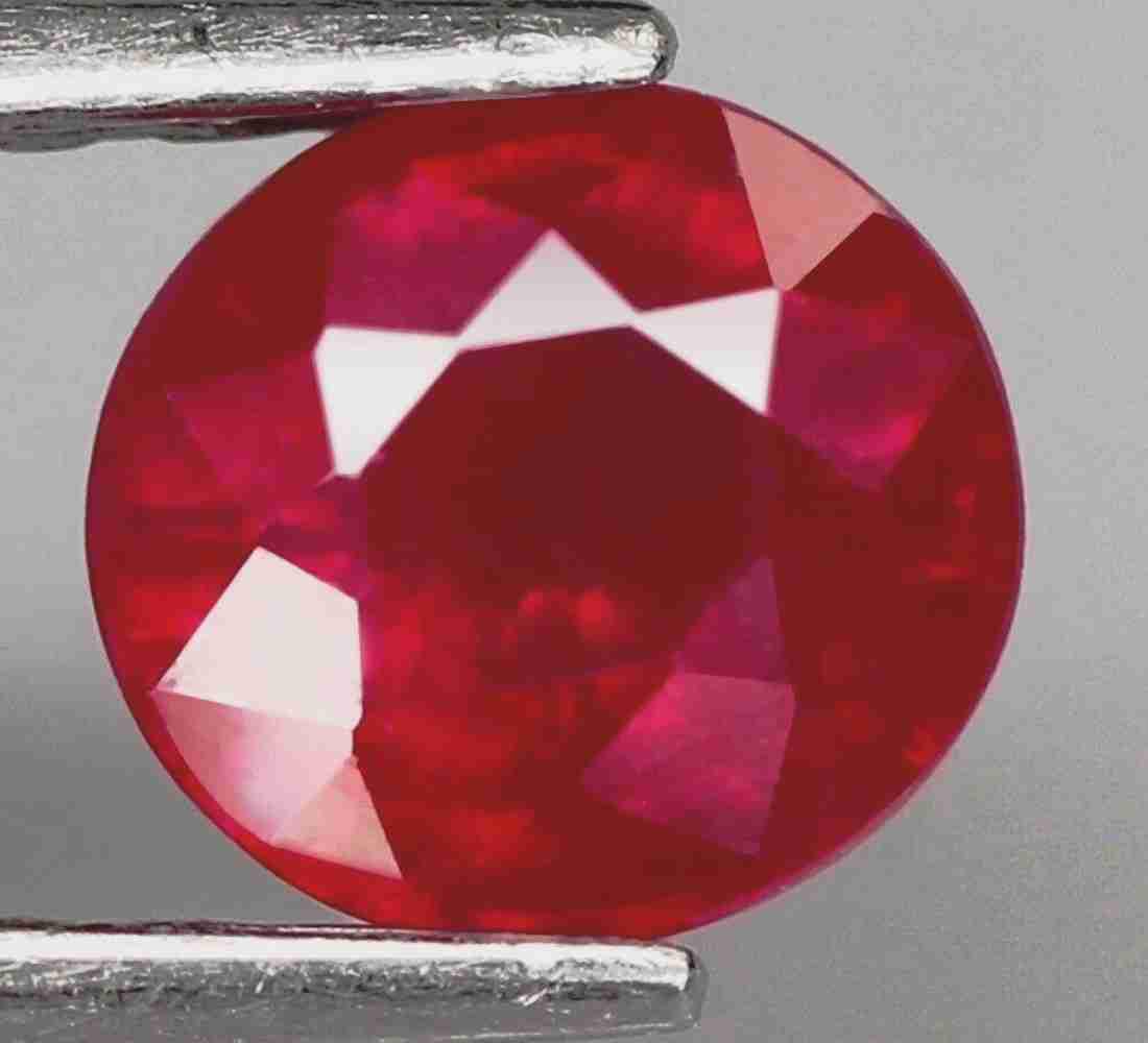 1,37 cts Natural Round Blood Red Ruby (1 of 3)