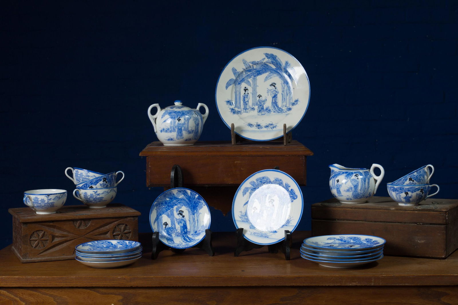 Set of 21 asian design ceramics, Blue design of dancing (1 of 6)