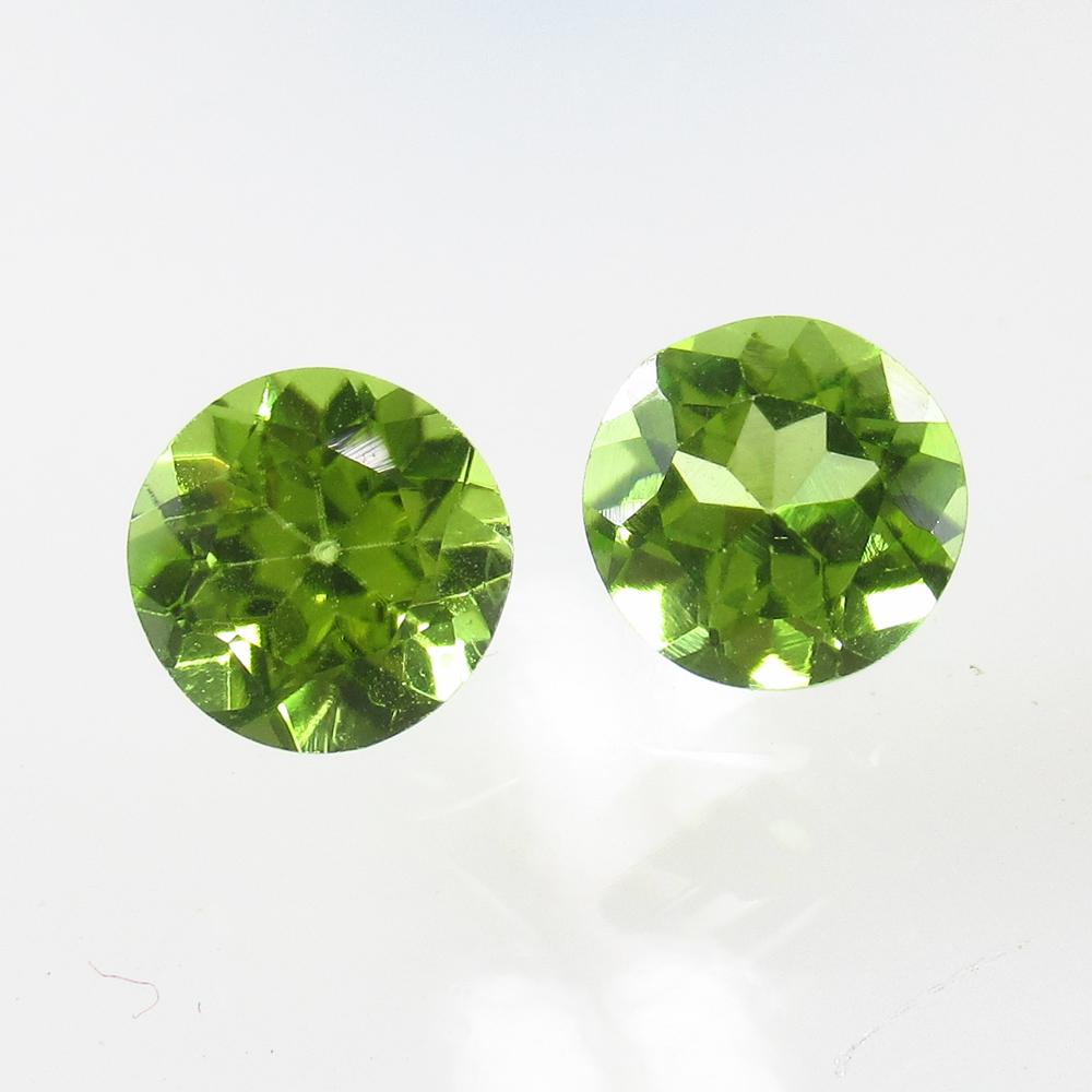 2.65 Ct Natural Pakistan Peridot Round Pair: Reserve: Title: 2.65 Ct Natural Pakistan Peridot Round Pair Stone Clarity: VVS Gemstone: Natural Peridot Carat Weight: 2.65 Size/Dimensions: 6.90 x 6.90 x 4.20 mm / 2 PC's Additional Information: Top 