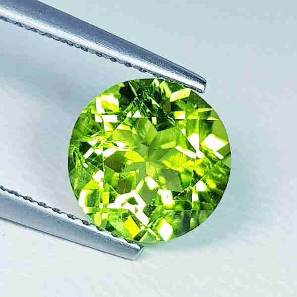 Natural Peridot Round Cut 3.32 ct: Reserve: Title: Natural Peridot Round Cut 3.32 ct Color/Clarity: VVS Type: Gemstones Carat Weight: 3.32 Size/Dimensions: 9.15 x 9.15 x 5.90 Additional Information: Round - Pakistan Shipping: