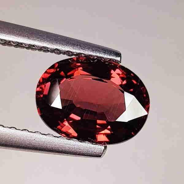 Natural Rhodolite Garnet Oval Cut 1.53 ct: Reserve: Title: Natural Rhodolite Garnet Oval Cut 1.53 ct Color/Clarity: VVS - VS Type: Gemstones Carat Weight: 1.53 Size/Dimensions: 8.00 x 5.90 x 3.72 Additional Information: Oval - Burma