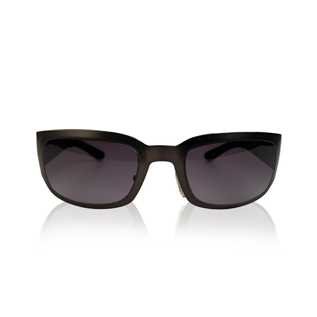 Valentino Vintage Rectangular Gunmetal 1015/S: Vintage rectangular sunglasses by Valentino mod. 1015/S. Metal rectangular frame in gunmetal color. Original lenses in blue color slightly shaded (100% UVA/UVB protection). Adjustable nose pads. V - V
