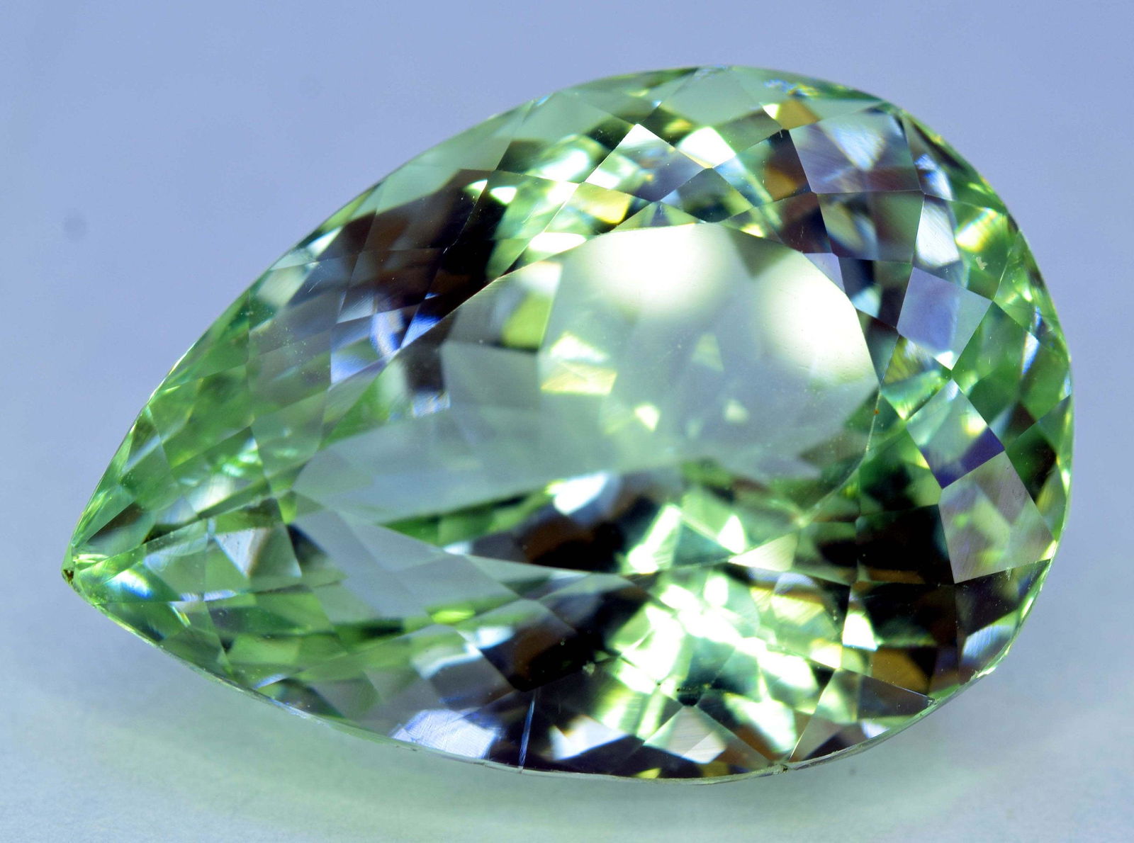 Kunzite var Spodumene Pear Cut Gemstone Light Green (1 of 9)