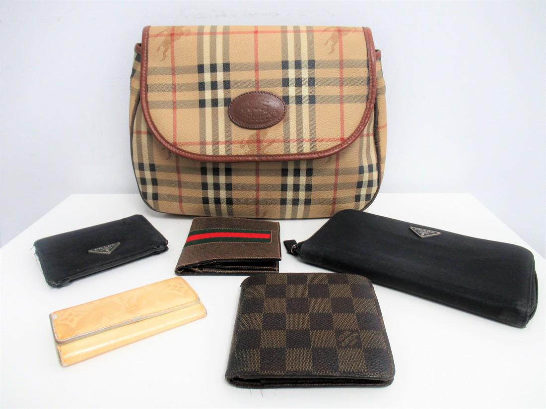 Lot of 6 junk items Vuitton, Prada, Burberrys, Gucci: Title: Lot of 6 damaged items Vuitton, Prada, Burberrys, Gucci Materials: Leather Size: Additional Information: Lot consisting of 6 pieces of damaged items.It includes a Burberrys bag where the should