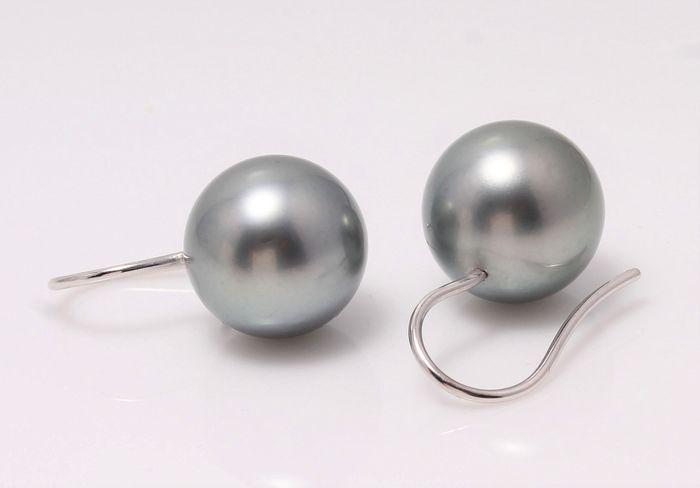 18 kt. White Gold - 11x12mm Round Tahitian Pearls -: Description: Emerging from the tropical lagoons of French Polynesia, these Tahitian pearls have been hand selected for their natural beautiful grey green colour and lustrous shine. They look beautiful