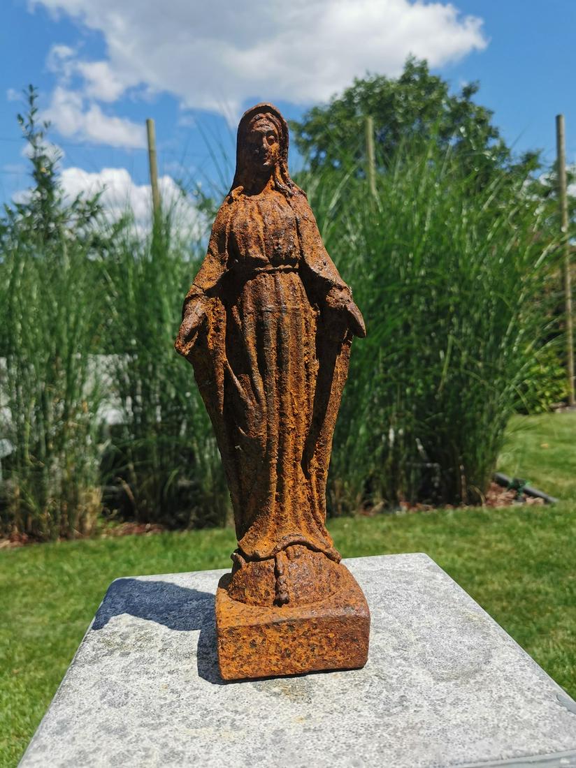 Rusty mother Mary garden sculpture: Title: Rusty mother Mary garden sculpture Maker: Unknown Origin: United kingdom Date.Period: 20th century Material: Cast iron Size: Height: 30 cm / 12 inchCast iron Description: A beautifully weathere