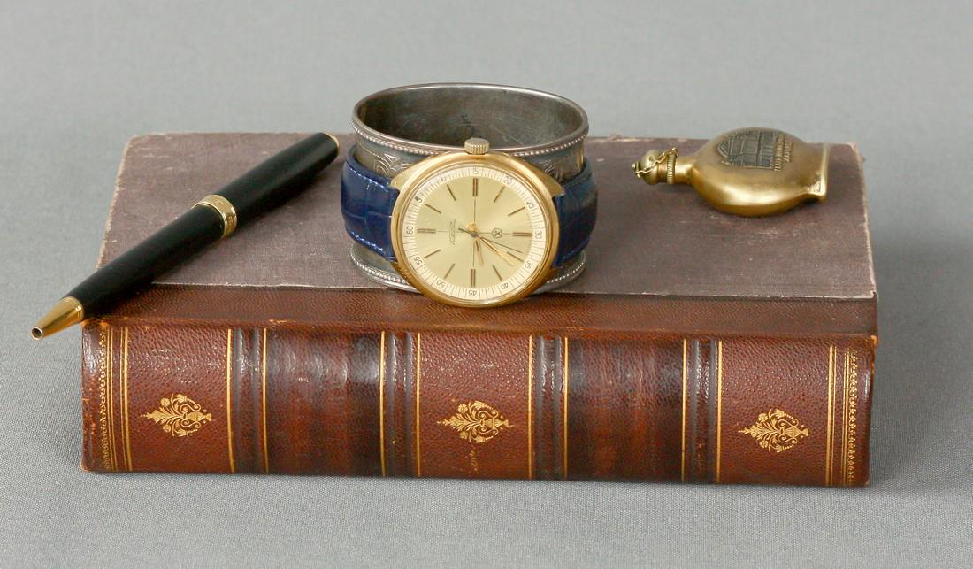 Raketa Vintage Men Wrist Watch / Rare Golden Vintage: Title: Raketa Vintage Men Wrist Watch / Rare Golden Vintage Men Wrist Watch Additional Information: MaterialsBand material: LeatherGold, Stainless steelRaketa vintage men wrist watch russian antique u