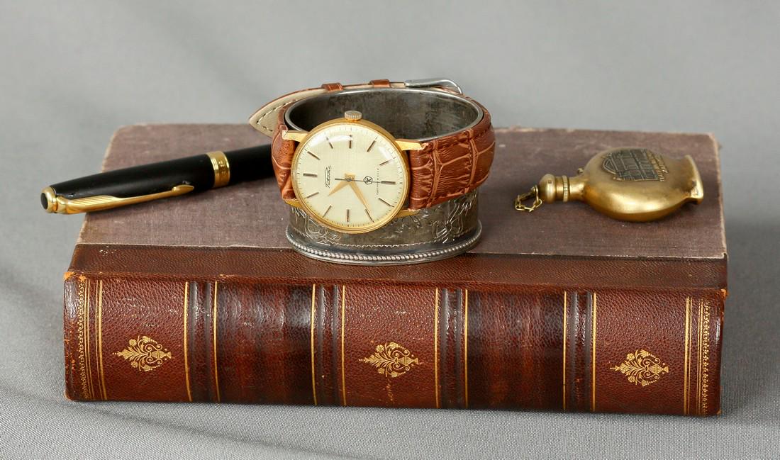 Raketa vintage men wrist watch russian antique unisex: Title: Raketa vintage men wrist watch russian antique unisex white USSR watches Additional Information: MaterialsBand material: LeatherGold, Stainless steelRaketa vintage men wrist watch russian antiq