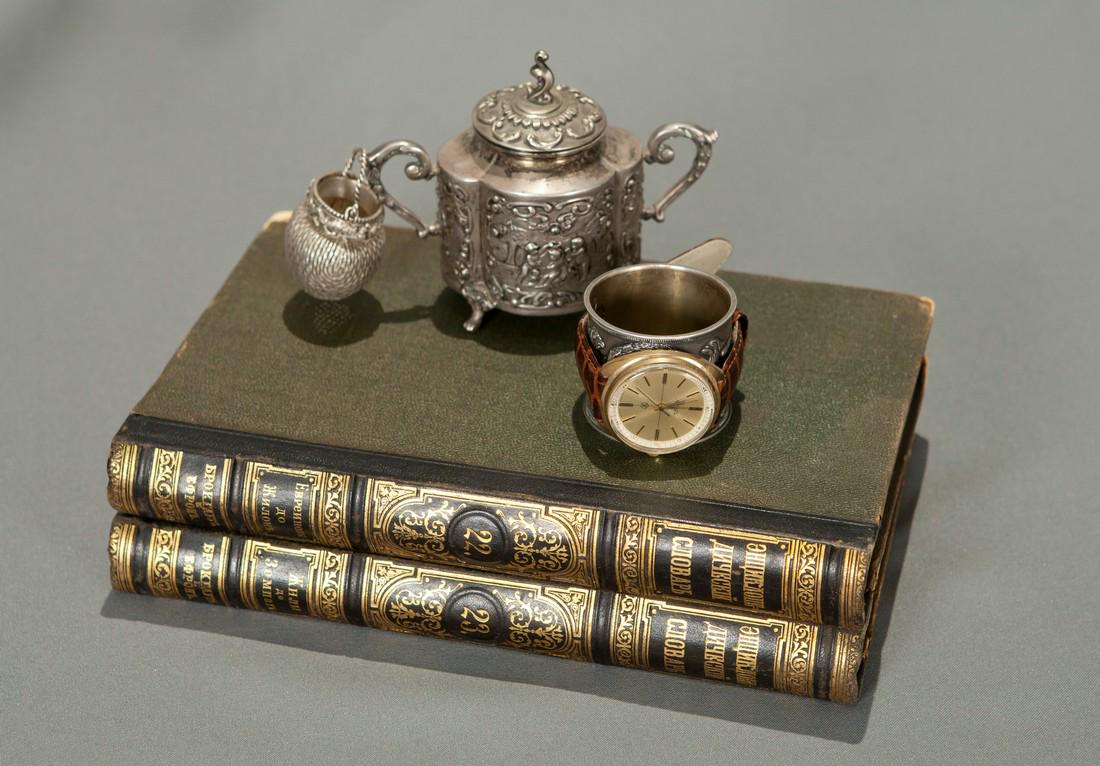 Raketa (quality mark) Vintage Men Wrist Watch / Russian: Title: Raketa (quality mark) Vintage Men Wrist Watch / Russian Antique Unisex White USSR Watches Additional Information: MaterialsBand material: LeatherGold, Stainless steelRaketa (quality mark) vinta